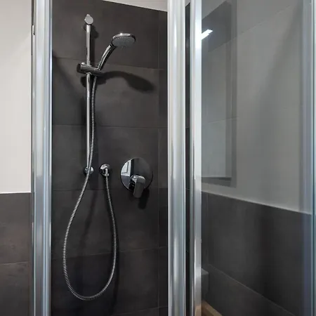 Guesthost - Urban House Carducci - *